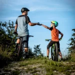 Vater und Sohn auf Fährrädern von hinten