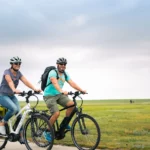 Zwei Fahrradfahrer vor Flachem Land