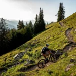 Einzelner Fahrradfahrer steil bergauf