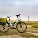 Einzelnes eBike vor Flachem Land